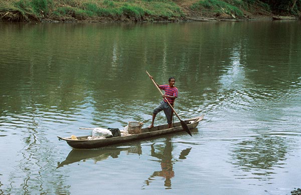 Domorodec na dřevěném člunu