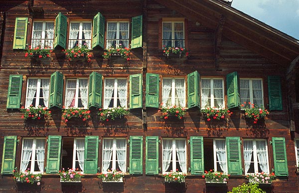 Okna švýcarského alpského domu
