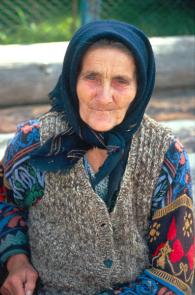 Vesnická babička v šátku