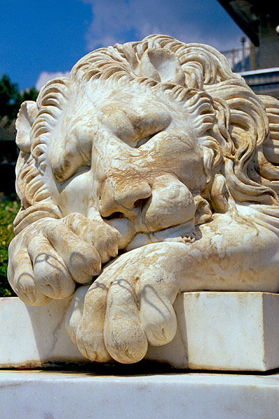 Spící lev před palácem v Alupce