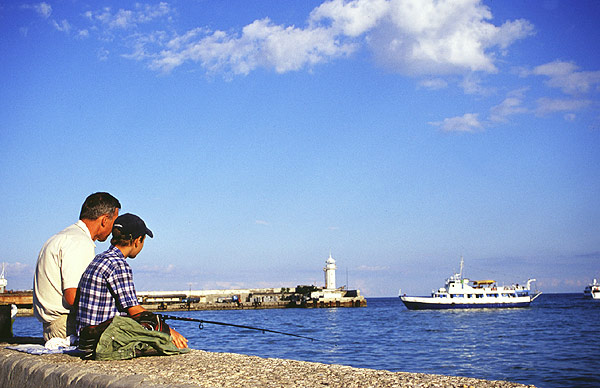 Jalta, rybáři v přístavu