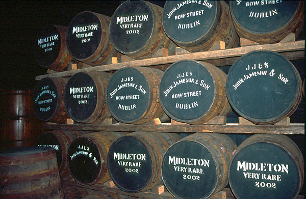 Irská whiskey zraje v dřevěných sudech