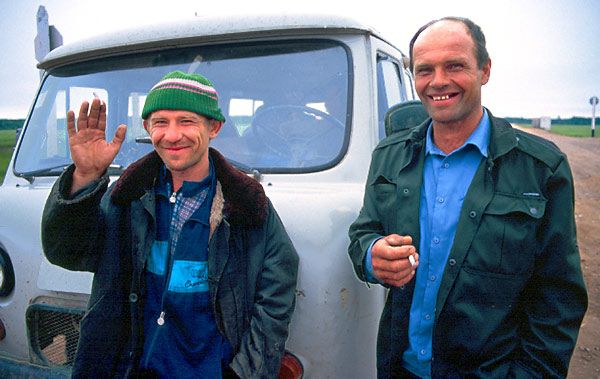 Sibiřští mužici před vozem UAZ