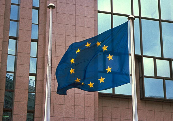 Vlajka EU před Evropskou radou