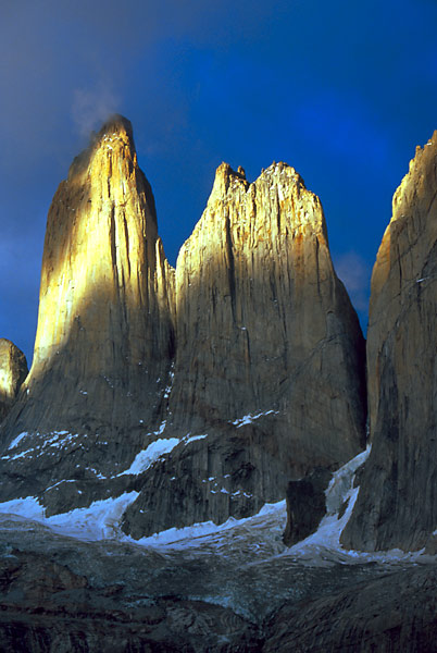 Vycházející slunce osvětluje stěny Torres del Paine