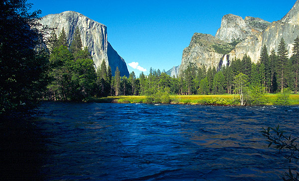 Yosemitské údolí s řekou Merced