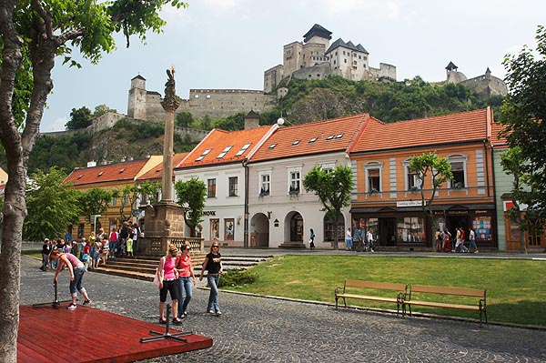 Trenčín, Mierové namestie a hrad