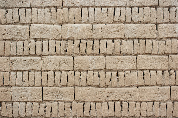 Zeď z nepálených cihel adobe