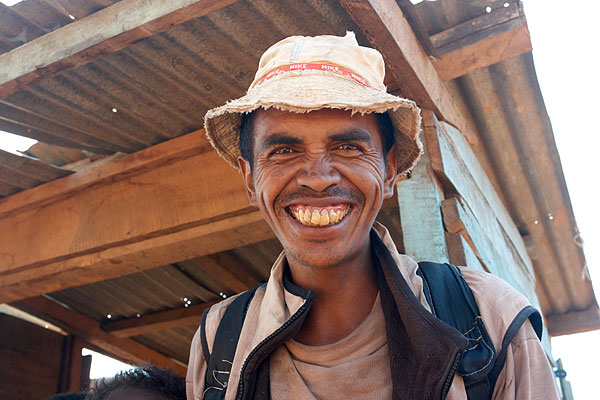 Vysmátý malgašský chlapík