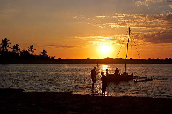 Rybáři v západu slunce