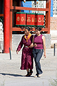 Mongolské ženy cestou do chrámu