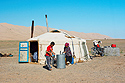 Barel s vodou před jurtou v poušti